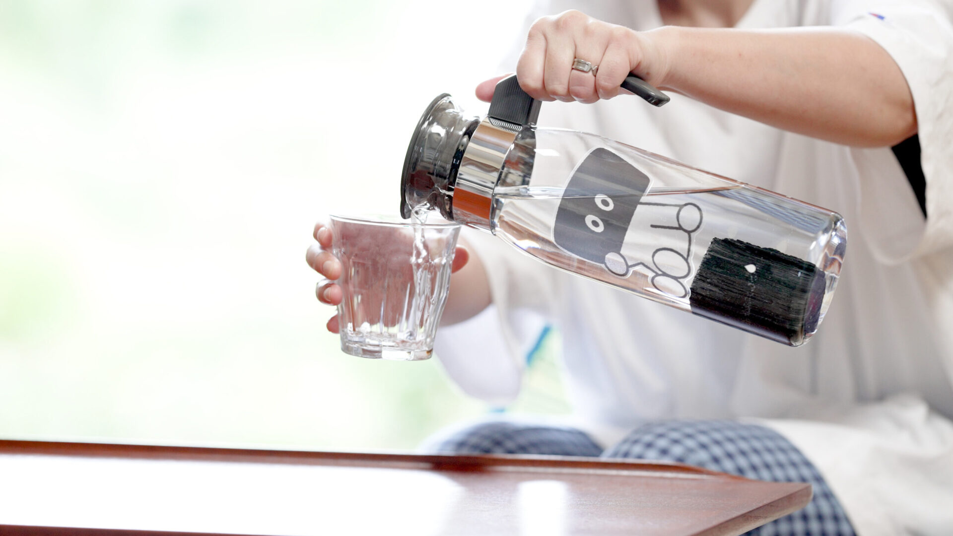 森の命水（守炭の恵）浄水器 炭｣で水道水を